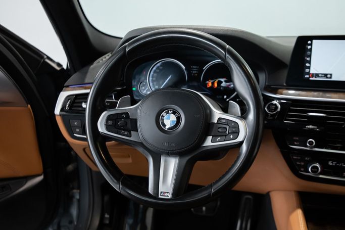 Подержанный BMW 5 Series 530i VII (G30/G31), 2.0 л, 2019 в Дубае от C7 Motors Серебристый цвет. GCC | AUTO.AE