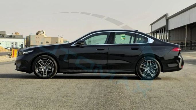 Новый BMW 5 Series 520i VIII (G60/G61/G68), 2.0 л, 2025 в Дубае от Auto Max Group Черный цвет. GCC | AUTO.AE
