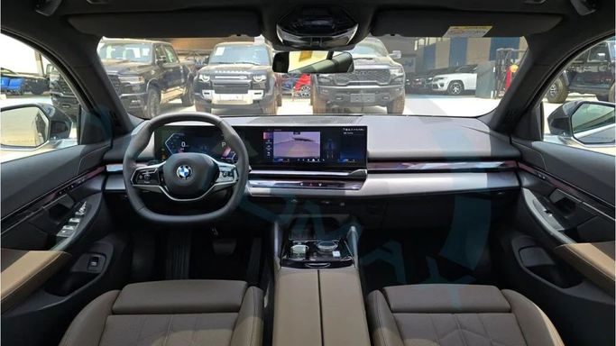 Новый BMW 5 Series 520i VIII (G60/G61/G68), 2.0 л, 2025 в Дубае от Auto Max Group Серый цвет. GCC | AUTO.AE