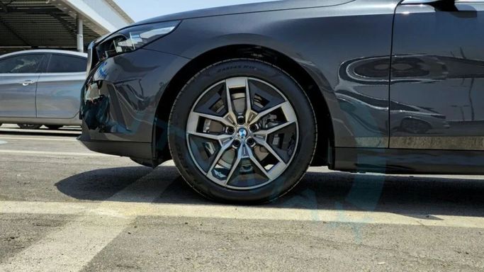 Новый BMW 5 Series 520i VIII (G60/G61/G68), 2.0 л, 2025 в Дубае от Auto Max Group Серый цвет. GCC | AUTO.AE