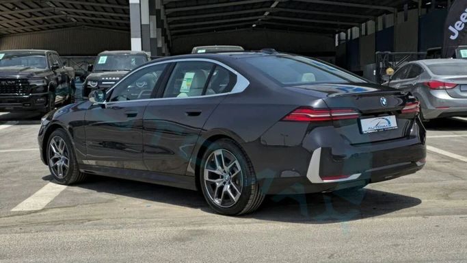 Новый BMW 5 Series 520i VIII (G60/G61/G68), 2.0 л, 2025 в Дубае от Auto Max Group Серый цвет. GCC | AUTO.AE