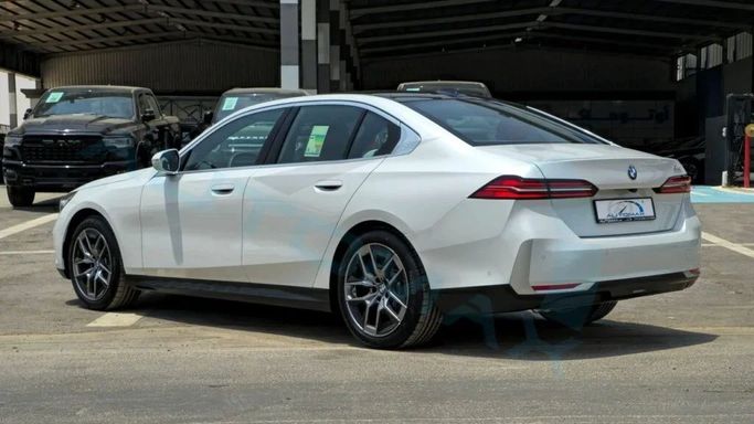 Новый BMW 5 Series 520i VIII (G60/G61/G68), 2.0 л, 2025 в Дубае от Auto Max Group Белый цвет. GCC | AUTO.AE