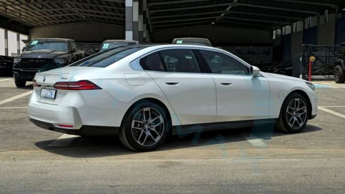 Новый BMW 5 Series 520i VIII (G60/G61/G68), 2.0 л, 2025 в Дубае от Auto Max Group Белый цвет. GCC | AUTO.AE