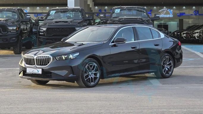 Новый BMW 5 Series 520i VIII (G60/G61/G68), 2.0 л, 2025 в Дубае от Auto Max Group Черный цвет. GCC | AUTO.AE