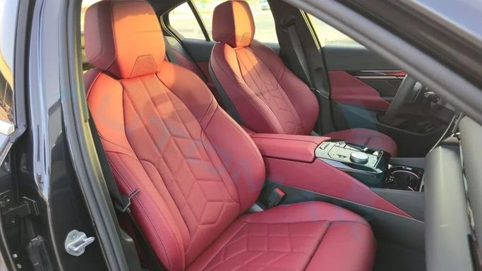 Новый BMW 5 Series 520i VIII (G60/G61/G68), 2.0 л, 2025 в Дубае от Auto Max Group Черный цвет. GCC | AUTO.AE