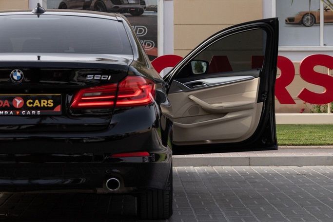 Подержанный BMW 5 Series 520i VII (G30/G31), 2.0 л, 2019 в Дубае от Linda Cars Черный цвет. GCC | AUTO.AE