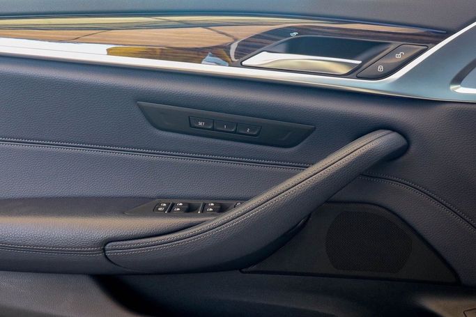 Подержанный BMW 5 Series 520i VII (G30/G31), 2.0 л, 2018 в Дубае от Linda Cars Белый цвет. GCC | AUTO.AE