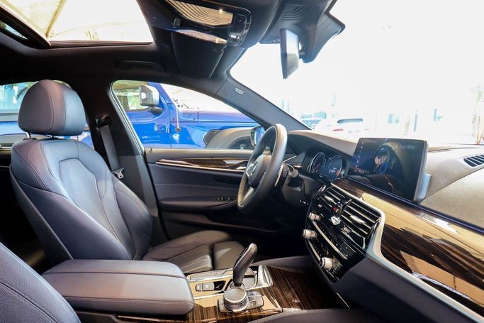 Подержанный BMW 5 Series 520i VII (G30/G31), 2.0 л, 2018 в Дубае от Linda Cars Белый цвет. GCC | AUTO.AE