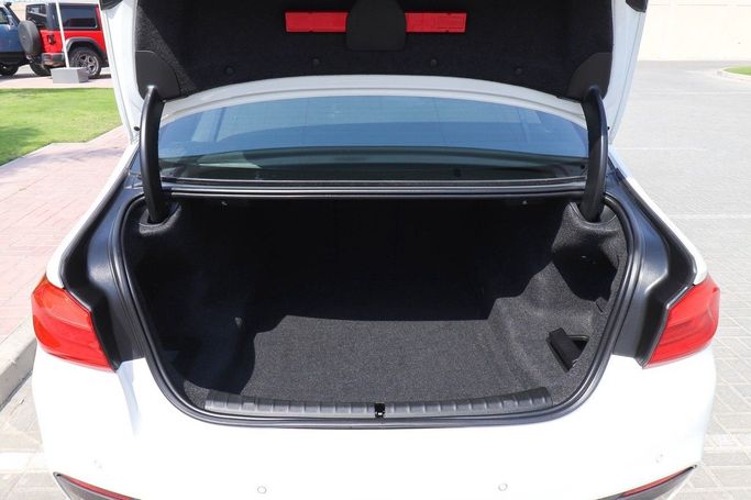 Подержанный BMW 5 Series 520i VII (G30/G31), 2.0 л, 2018 в Дубае от Linda Cars Белый цвет. GCC | AUTO.AE