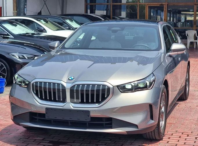 Новый BMW 5 Series 530i VIII (G60/G61/G68), 2.0 л, 2025 в Дубае от Auto Gallery DXB Серый цвет. GCC | AUTO.AE