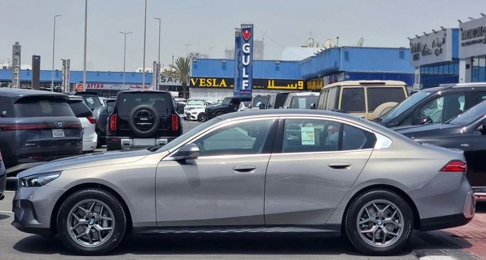 Новый BMW 5 Series 530i VIII (G60/G61/G68), 2.0 л, 2025 в Дубае от Auto Gallery DXB Серый цвет. GCC | AUTO.AE