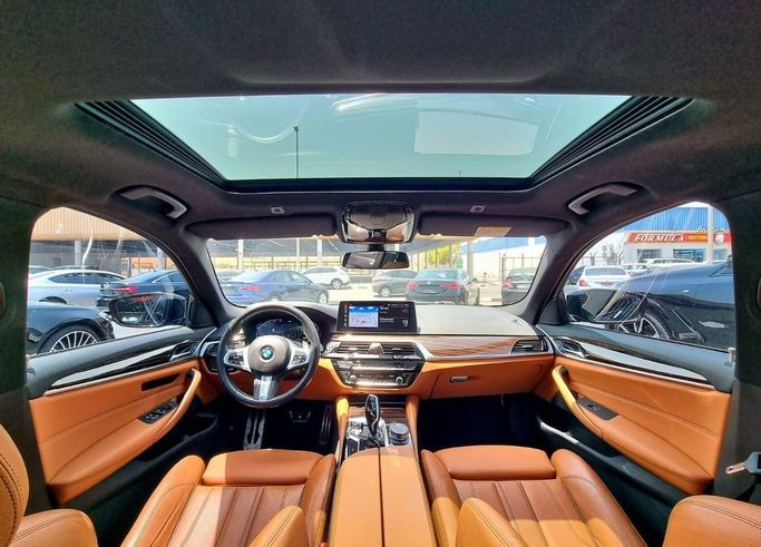 Подержанный BMW 5 Series 520i VII (G30/G31) Рестайлинг, 1.6 л, 2023 в Дубае от Auto Gallery DXB Черный цвет. GCC | AUTO.AE