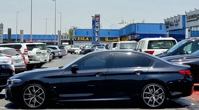 Подержанный BMW 5 Series 520i VII (G30/G31) Рестайлинг, 1.6 л, 2023 в Дубае от Auto Gallery DXB Черный цвет. GCC | AUTO.AE