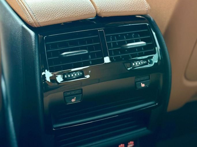 Подержанный BMW 5 Series 520i VII (G30/G31) Рестайлинг, 2.0 л, 2023 в Дубае от Express Motors Черный цвет. Корейская | AUTO.AE