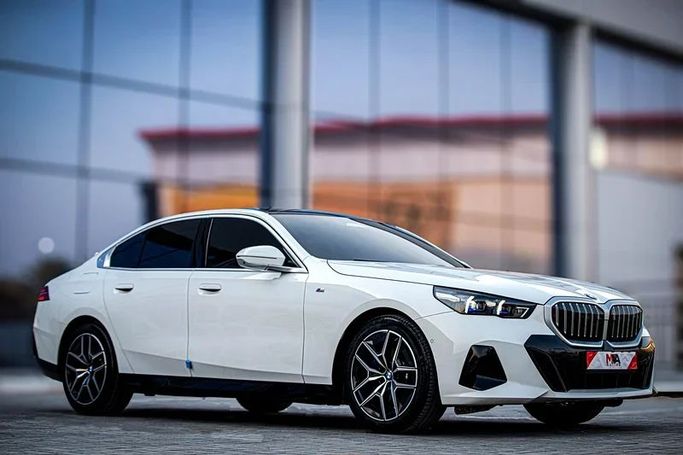 Новый BMW 5 Series 520i VIII (G60/G61/G68), 2.0 л, 2025 в Дубае от MBA Motors Белый цвет. Other | AUTO.AE