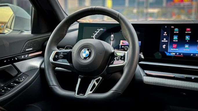 Новый BMW 5 Series 520i VIII (G60/G61/G68), 2.0 л, 2025 в Дубае от MBA Motors Белый цвет. Other | AUTO.AE