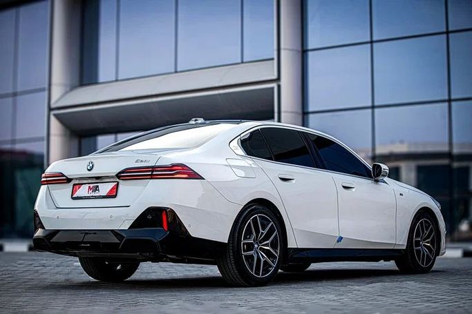 Новый BMW 5 Series 520i VIII (G60/G61/G68), 2.0 л, 2025 в Дубае от MBA Motors Белый цвет. Other | AUTO.AE