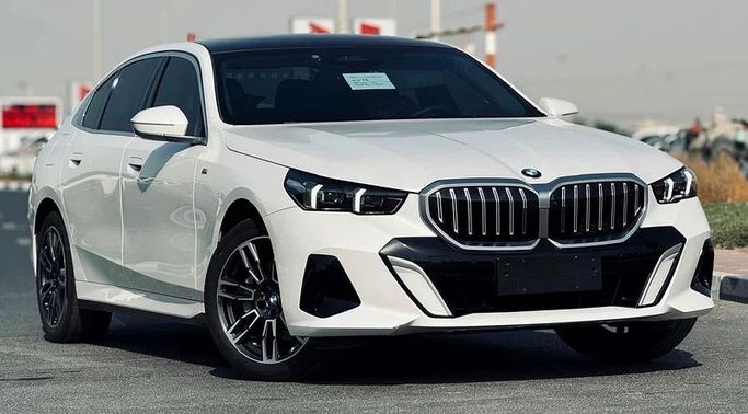 Подержанный BMW 5 Series 530Li VIII (G60/G61/G68), 2.0 л, 2024 в Дубае от Mirza Automobile FZE Белый цвет. Китайская | AUTO.AE