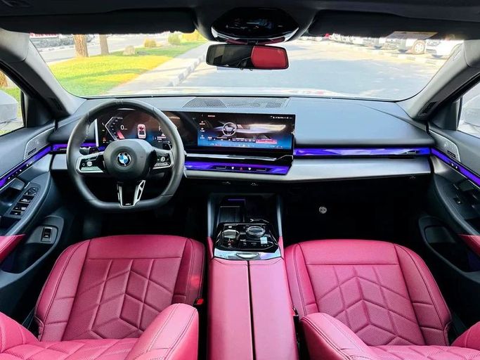 Подержанный BMW 5 Series 530Li VIII (G60/G61/G68), 2.0 л, 2024 в Дубае от Mirza Automobile FZE Белый цвет. Китайская | AUTO.AE