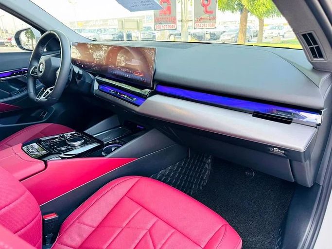 Подержанный BMW 5 Series 530Li VIII (G60/G61/G68), 2.0 л, 2024 в Дубае от Mirza Automobile FZE Белый цвет. Китайская | AUTO.AE