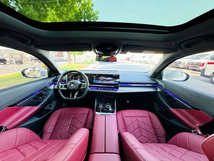 Подержанный BMW 5 Series 530Li VIII (G60/G61/G68), 2.0 л, 2024 в Дубае от Mirza Automobile FZE Белый цвет. Китайская | AUTO.AE