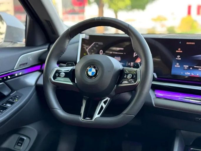 Подержанный BMW 5 Series 530Li VIII (G60/G61/G68), 2.0 л, 2024 в Дубае от Mirza Automobile FZE Белый цвет. Китайская | AUTO.AE