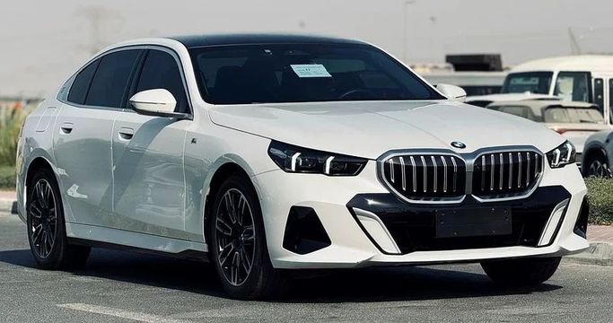 Подержанный BMW 5 Series 530Li VIII (G60/G61/G68), 2.0 л, 2024 в Дубае от Mirza Automobile FZE Белый цвет. Китайская | AUTO.AE