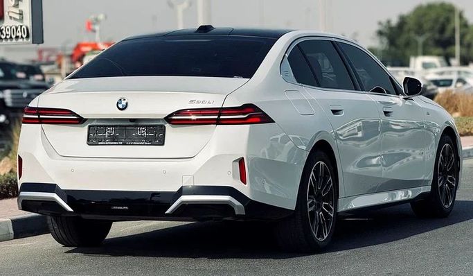 Подержанный BMW 5 Series 530Li VIII (G60/G61/G68), 2.0 л, 2024 в Дубае от Mirza Automobile FZE Белый цвет. Китайская | AUTO.AE