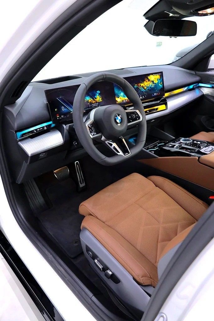 Новый BMW 5 Series 530i xDrive VIII (G60/G61/G68), 2.0 л, 2025 в Дубае от Al Faris Motors Белый цвет. Корейская | AUTO.AE