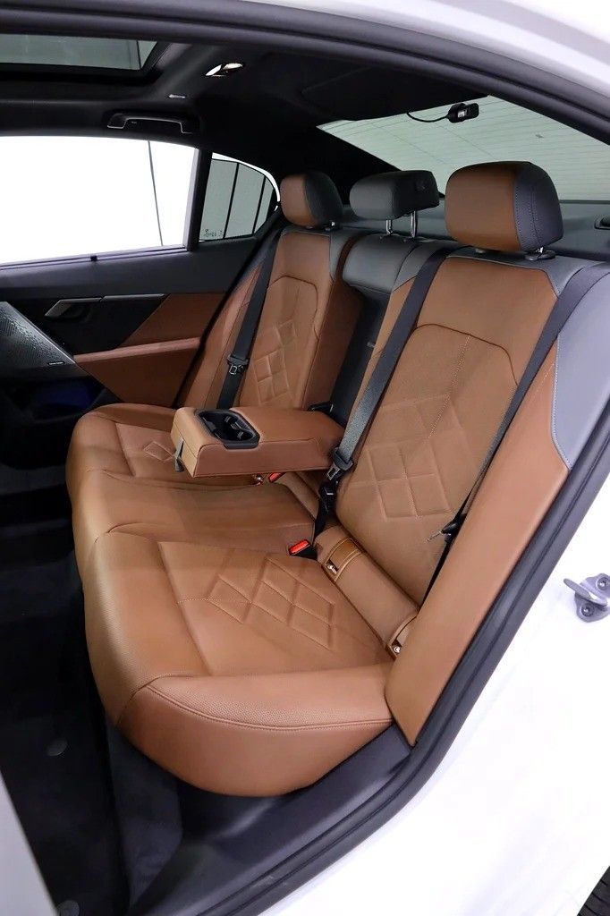 Новый BMW 5 Series 530i xDrive VIII (G60/G61/G68), 2.0 л, 2025 в Дубае от Al Faris Motors Белый цвет. Корейская | AUTO.AE