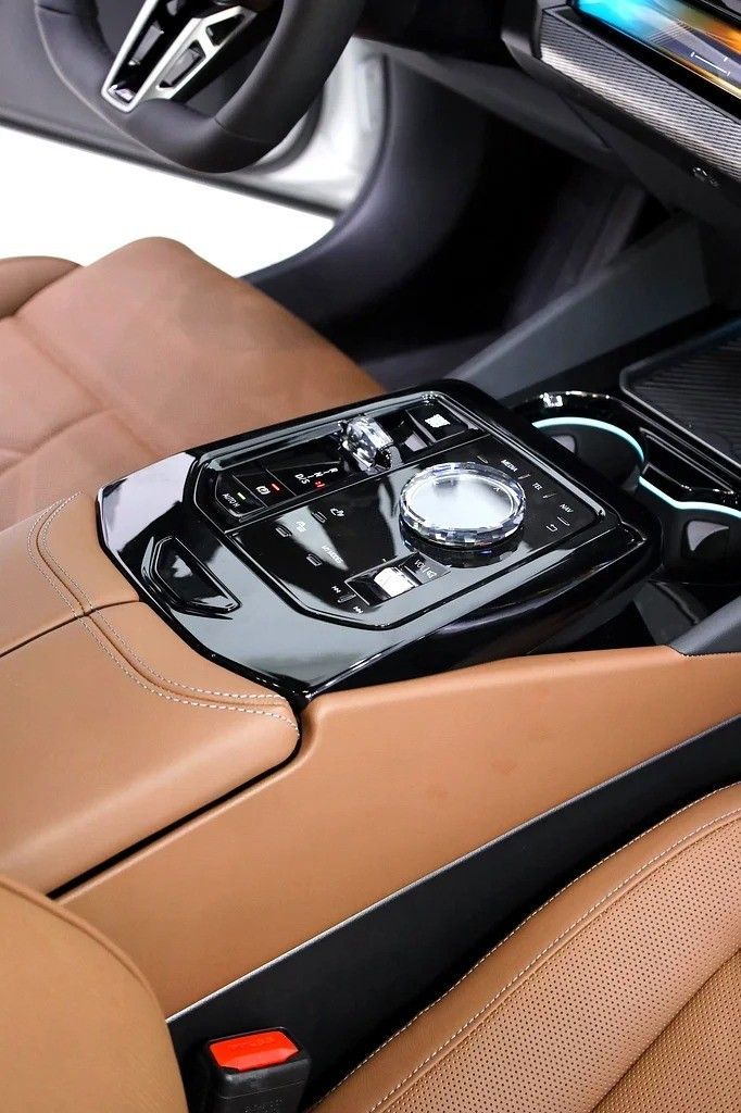 Новый BMW 5 Series 530i xDrive VIII (G60/G61/G68), 2.0 л, 2025 в Дубае от Al Faris Motors Белый цвет. Корейская | AUTO.AE