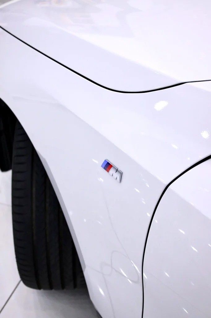 Новый BMW 5 Series 530i xDrive VIII (G60/G61/G68), 2.0 л, 2025 в Дубае от Al Faris Motors Белый цвет. Корейская | AUTO.AE