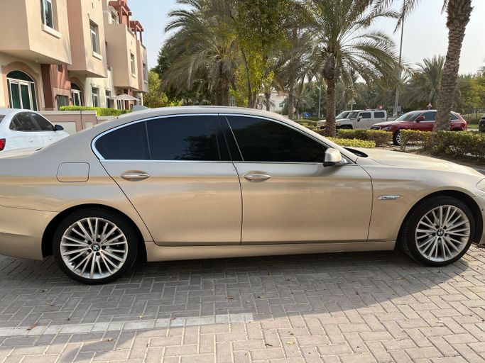 Подержанный BMW 5 Series 528i VI (F10/F11/F07), 3.0 л, 2011 в Дубае Бежевый цвет. GCC | AUTO.AE