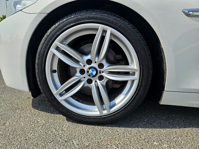 Used BMW 5 Series 530i VI (F10/F11/F07), 3.0 l, 2011 in Dubai by Irfan Motors, White color. Japanese Specs | AUTO.AE