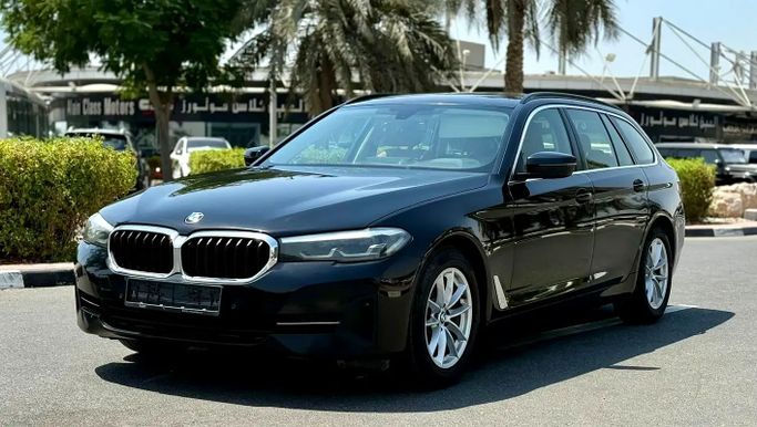 Подержанный BMW 5 Series 520i VII (G30/G31) Рестайлинг, 2.0 л, 2023 в Дубае от Verified Hub Used Automobile Trading LLC Черный цвет. GCC | AUTO.AE