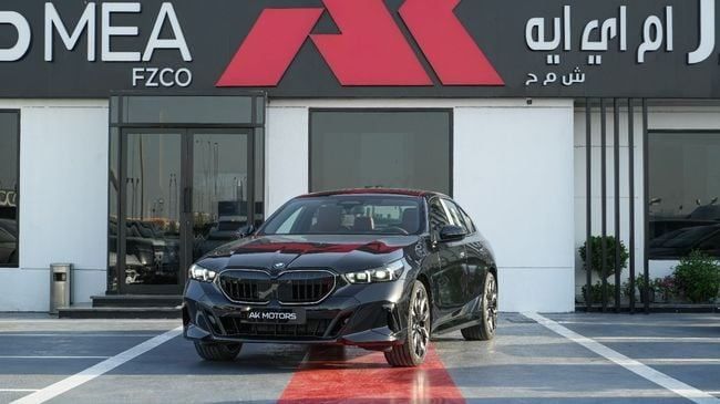 Новый BMW 5 Series 530i xDrive VIII (G60/G61/G68), 2.0 л, 2026 в Дубае от AK Motors MEA Черный цвет. GCC | AUTO.AE