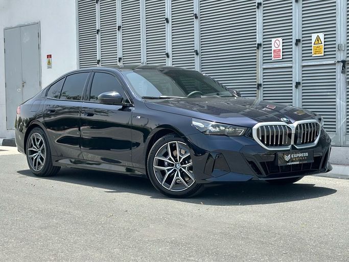 مستعملة BMW 5 Series 520i VIII (G60/ G61/ G68), 2.0 l, 2024 في في دبي من Express Motors، اللون أزرق داكن. المواصفات الكورية | AUTO.AE
