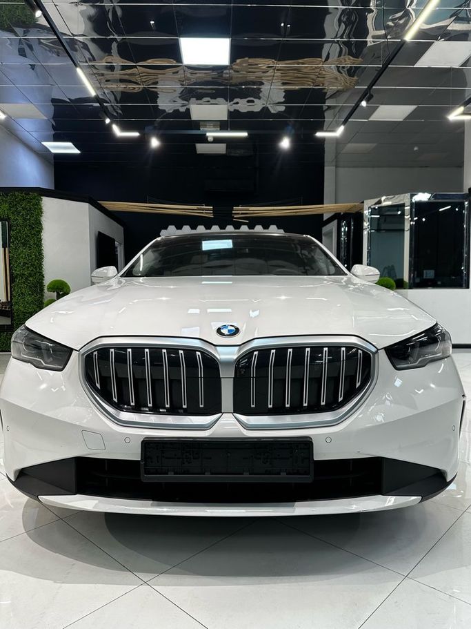 مستعملة BMW 5 Series 520i VIII (G60/ G61/ G68), 2.0 l, 2024 في في دبي من FLEX DRIVE، اللون أبيض. المواصفات الكورية | AUTO.AE