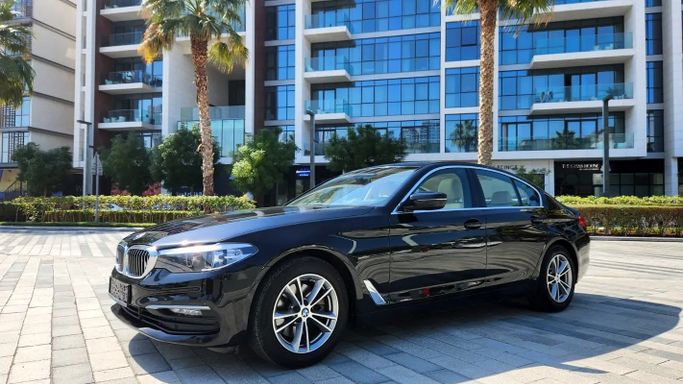 Подержанный BMW 5 Series 520i VII (G30/G31), 2.0 л, 2019 в Дубае от Telsolco Черный цвет. GCC | AUTO.AE
