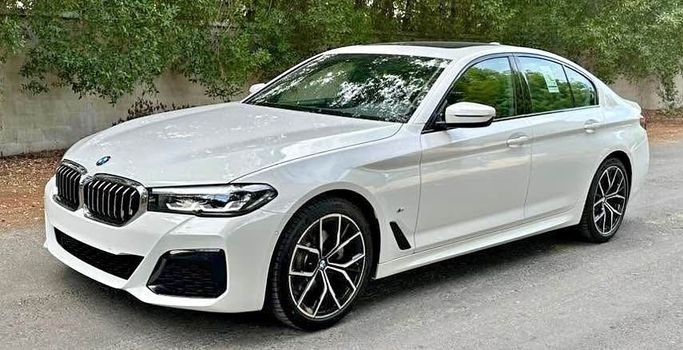 Подержанный BMW 5 Series 520i VIII (G60/G61/G68), 2.0 л, 2023 в Дубае от LiveCars Белый цвет. GCC | AUTO.AE
