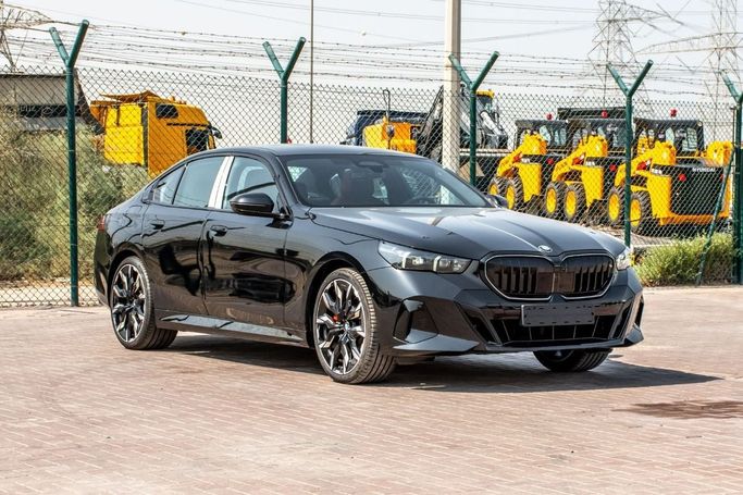 Новый BMW 5 Series 530i xDrive VIII (G60/G61/G68), 2.0 л, 2026 в Дубае от AUTO TRADE MOTORS FZE Черный цвет. GCC | AUTO.AE