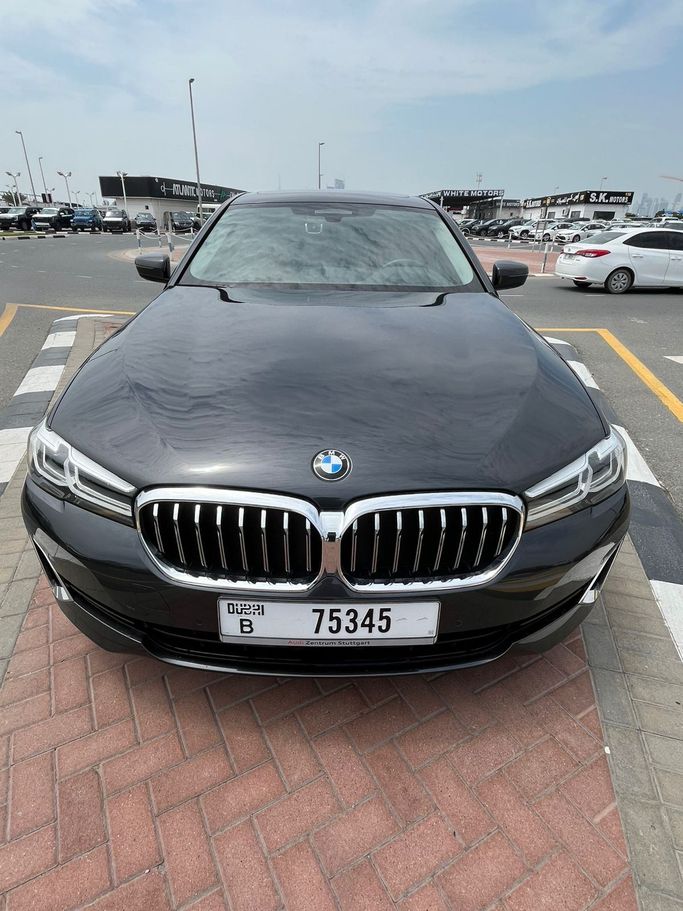 Новый BMW 5 Series 530i VII (G30/G31) Рестайлинг, 2.0 л, 2021 в Дубае от RAI MOTORS Серый цвет. Японская | AUTO.AE