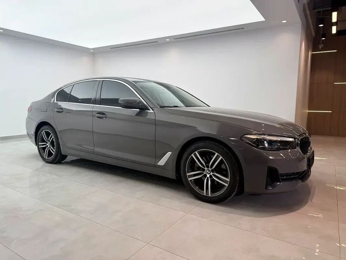 Подержанный BMW 5 Series 520i VII (G30/G31) Рестайлинг, 2.0 л, 2021 в Дубае от SMP Motors Серый цвет. GCC | AUTO.AE | Объявление #254375