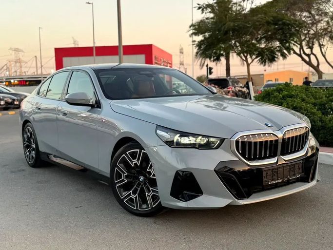 Подержанный BMW 5 Series 520i VIII (G60/G61/G68), 2.0 л, 2025 в Дубае от Ignite Used Cars Серый цвет. GCC | AUTO.AE | Объявление #257205