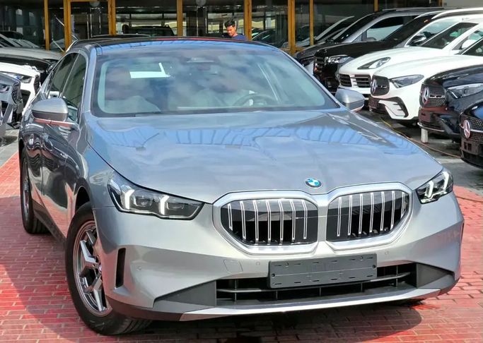 Новый BMW 5 Series 520i VIII (G60/G61/G68), 2.0 л, 2026 в Дубае от Auto Gallery DXB Серебристый цвет. GCC | AUTO.AE | Объявление #259778