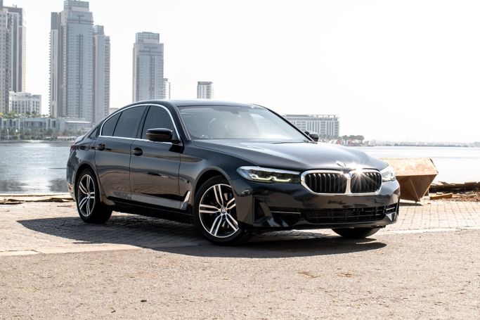 مستعملة BMW 5 Series 520i عملية فيس ليفت VII (G30/G31), 2.0 l, 2023 في في دبي من VERONA MOTORS، اللون أسود. مواصفات الخليج | AUTO.AE | إعلان #264983