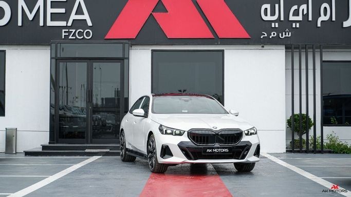 جديدة BMW 5 Series 530i VIII (G60/ G61/ G68), 2.0 l, 2026 في في دبي من AK Motors MEA، اللون أبيض. مواصفات الخليج | AUTO.AE | إعلان #265604