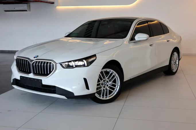 مستعملة BMW 5 Series 520i VIII (G60/ G61/ G68), 2.0 l, 2026 في في دبي من AL MARWA CARS، اللون أبيض. مواصفات الخليج | AUTO.AE | إعلان #267008