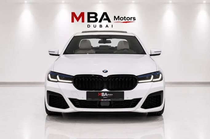Подержанный BMW 5 Series M550i xDrive VII (G30/G31) Рестайлинг, 4.4 л, 2023 в Дубае от MBA Motors Белый цвет. Корейская | AUTO.AE | Объявление #269766