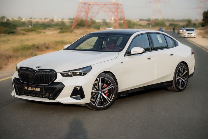 مستعملة BMW 5 Series 520i VIII (G60/ G61/ G68), 2.0 l, 2026 في في دبي من Al Marid Motors، اللون أبيض.  | AUTO.AE | إعلان #273383